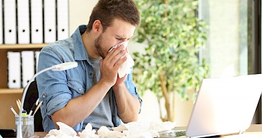 Kako razlikovati simptome COVID-19 virusa od prehlade i alergije?